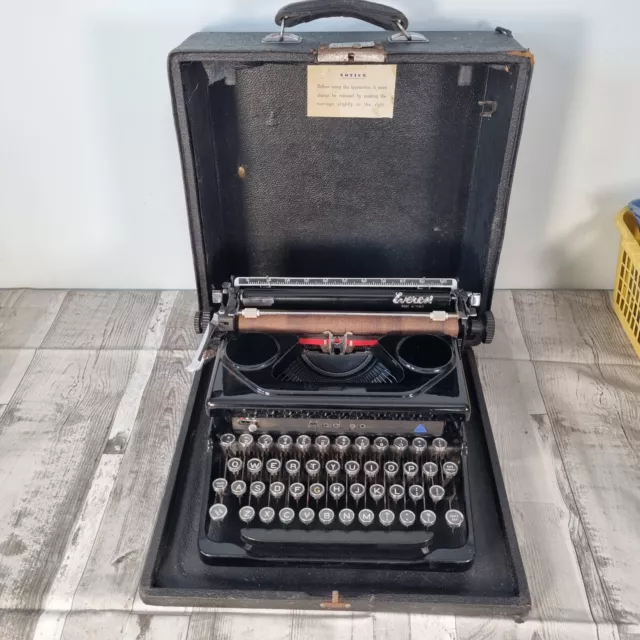 Working Vintage Everest Mod 90 Typewriter with case Made in Italy
