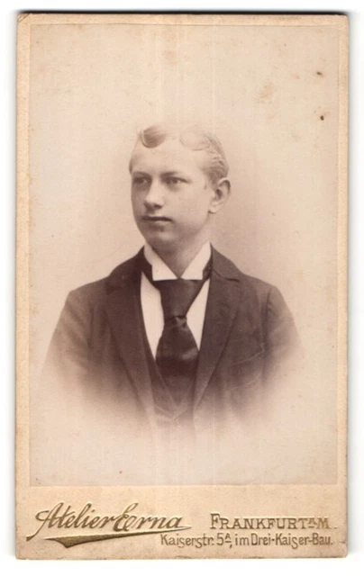 Fotografie Atelier Erna, Frankfurt a/M, Portrait junger Mann in Anzug