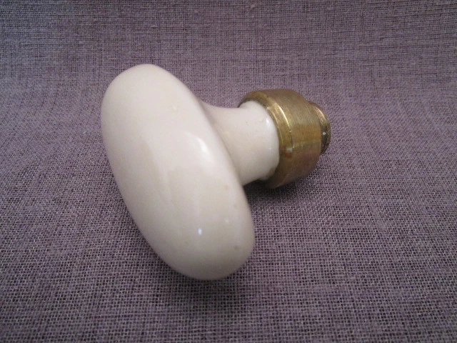 POIGNÉE DE PORTE ancienne en porcelaine blanche et laiton EUR 6,50