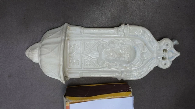 2/ Ancien bénitier en faïence biscuit avec tête du Christ.
