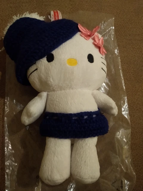Pupazzo peluche di Hello Kitty con gonnellina e cappellino e fiocchi rosa 22 cm
