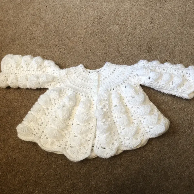 Abrigo blanco tejido a mano para bebé. Efecto de encaje. talla 0/3 meses