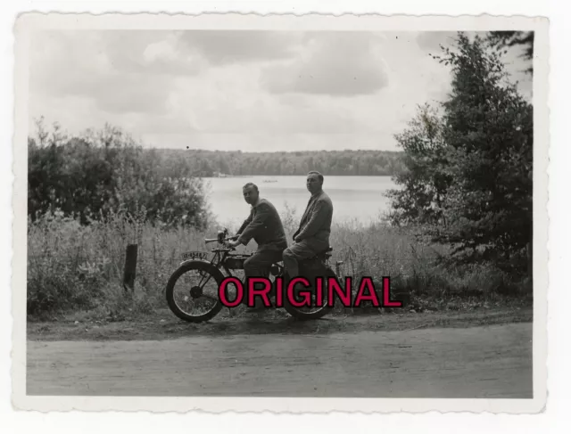 Orig Foto 1930er Männer posieren mit Motorrad aus Erkner bei Berlin am Müggelsee