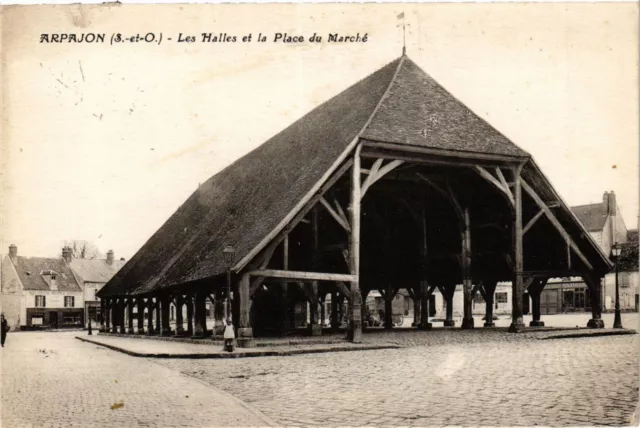 CPA ARPAJON - Les Halles et la Place de Marché (384751)