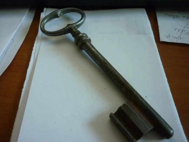 GRANDE BELLE CLE CLEF ANCIENNE en FER FORGE EPOQUE ? ANTIQUE KEY 15,9