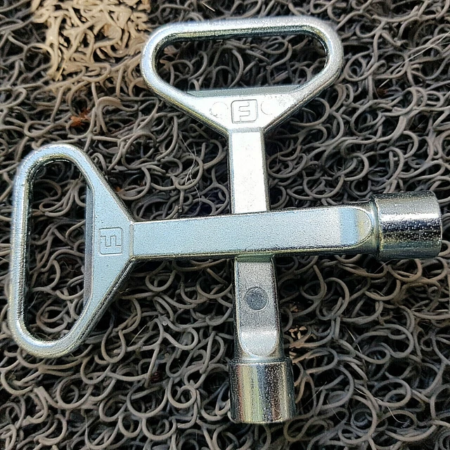 QUARKZMAN Dreikantschlüssel Set - 2 Stück Mit Grünen Schlüsselanhängern