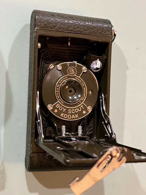 Cámara plegable Kodak Boy Scout verde década de 1930 hecha por Eastman Cámara plegable Kodak Boy Scout verde década de 1930 hecha por Eastman
