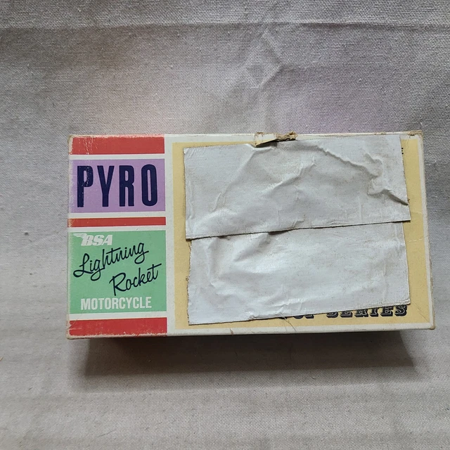 PYRO 1/16 SCALE BSA Lightning Rocket Motorcycle Plastic Model Kit 34.