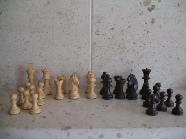Anciens Pions de jeu d'échecs en buis