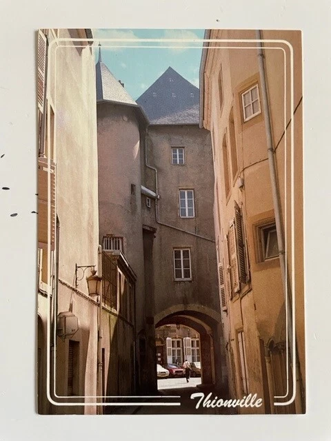 CPA 57 THIONVILLE Porte fortifiée du Château vers la Cour du Château DIEDENHOFEN