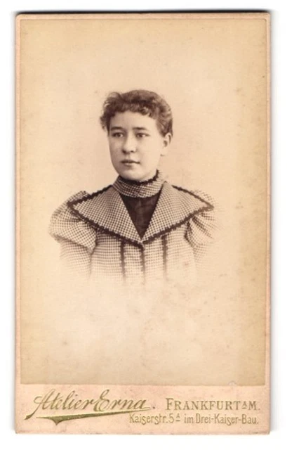 Fotografie Atelier Erna, Frankfurt a. M., Kaiserstraße 5a, Junge Frau im Kleid