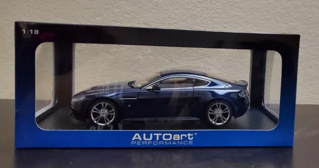 AUTOart 1:18 Aston Martin V12 Vantage in Midnight Blue