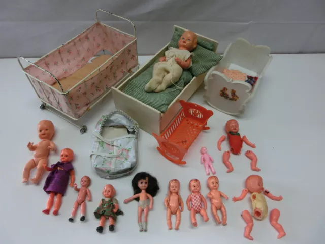 Konvolut mit alten Puppen Betten Wiegen, darunter auch Oskar und Edi Puppen #643