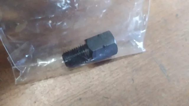 Adaptateur Rétroviseur droit universel mâle M10/125 pas à droite/femelle  M8/125