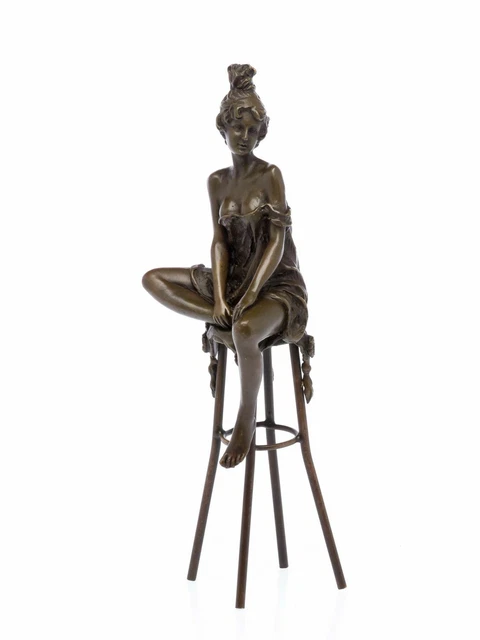 Statuette de femme sur tabouret de bar - bronze