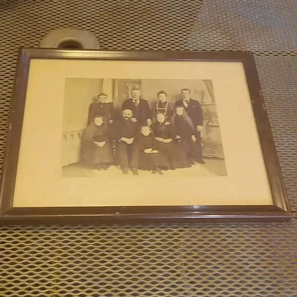 Vtg 1920 Frame Family Portrait mennonite PA