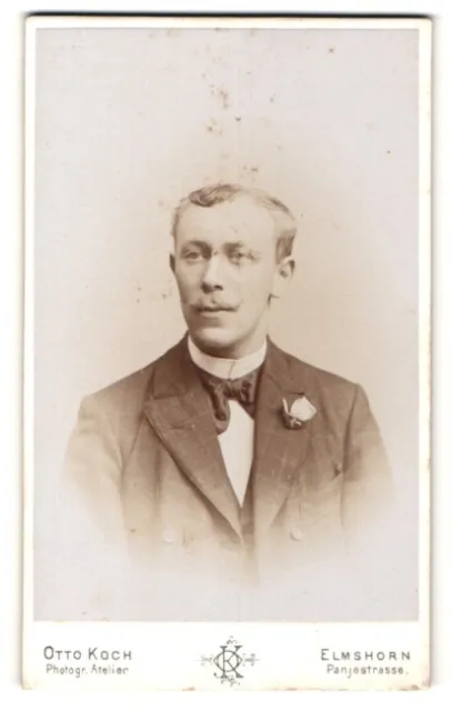 Fotografie Otto Koch, Elmshorn, Portrait junger Mann mit Rose im Knopfloch