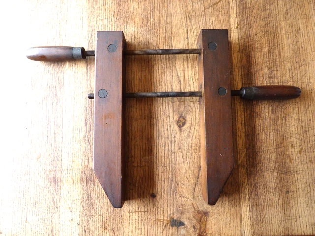 ancien-serre-joint-en-bois-a-angles-variables-outil-de-menuisier