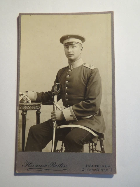 Hannover - sitzender Soldat in Uniform mit Zwicker Säbel - Regiment Nr. 10 / CDV
