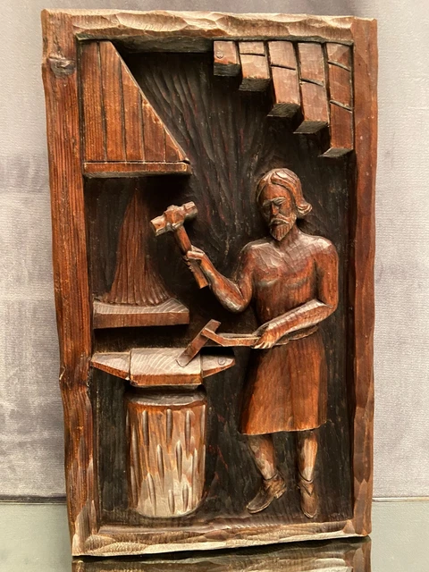 Panneau de bois sculpté bas relief au forgeron (série de 5 possible)