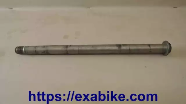 axe de roue arriere pour Suzuki 600 Bandit  de 1995 a 2004