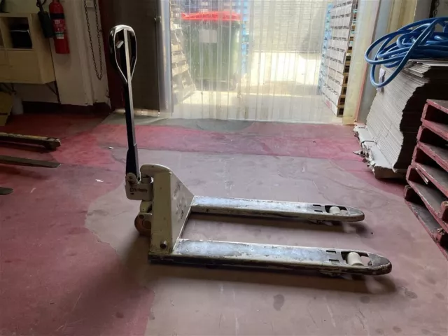 Crown Steel Pallet Jack- 2.5Ton 685mm Wide- Quality Pallet Truck