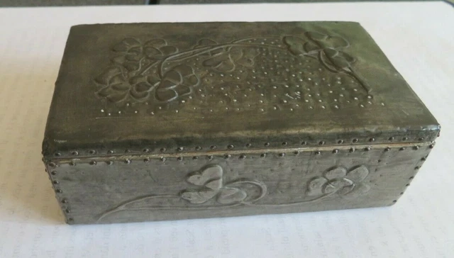 Boite à timbres en bois recouverte de métal repoussé