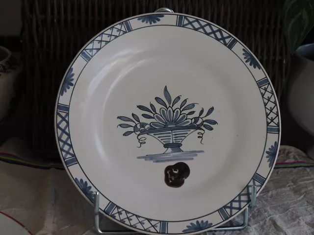 Ancienne assiette faïence de Rouen Cul Noir Forges les Eaux. Diam 23 cm.