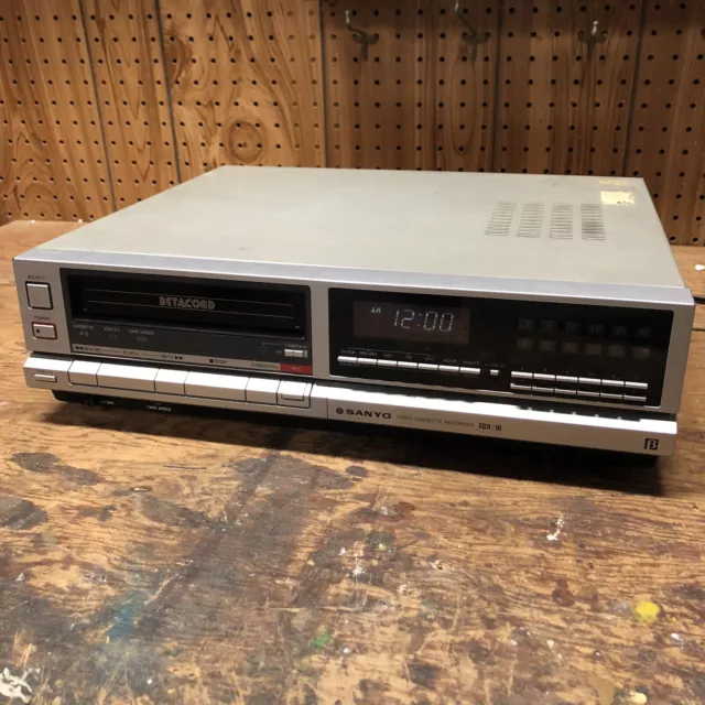 Sanyo Betacord VCR Model No. 4020 POWERS ON PLAYS 1985