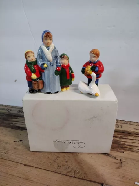 Department 56 Christmas Snow Village Mom & Kids Feeding Geese 5057-1 w/ Box