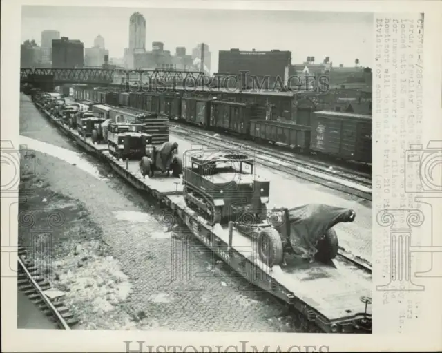 Press Photo Train cars loaded with howitzer at Chicago railroad yard - nei40908