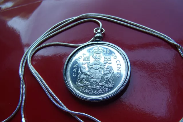 Neuwertig 1965 kanadische Fifty Cent Silbermünze Anhänger auf einer 30" Silber Schlange Kette