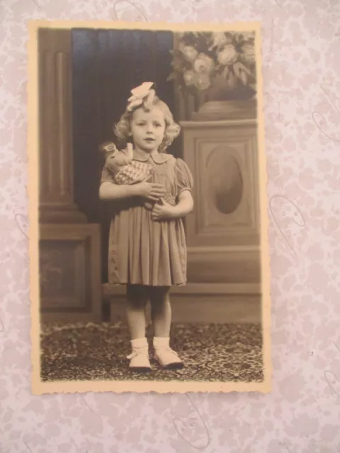 Photo Ancienne Format Cpa.  Petite Fille Blonde Avec Sa Poupee  A Bras.