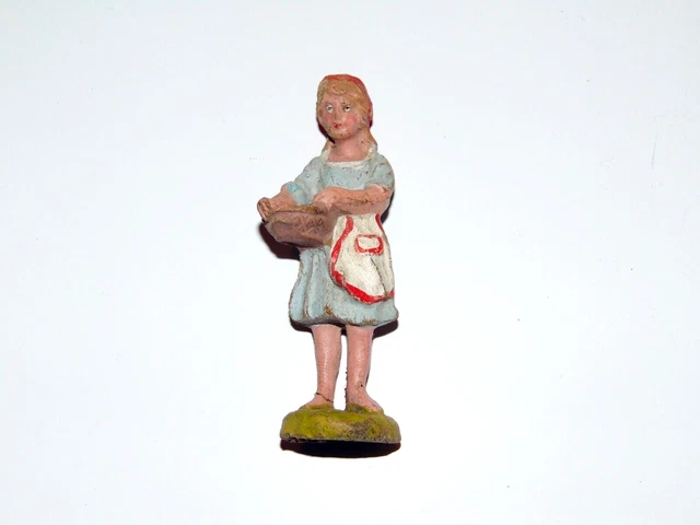alte 9cm Masse Figur - Magd beim Füttern - für Bauernhof