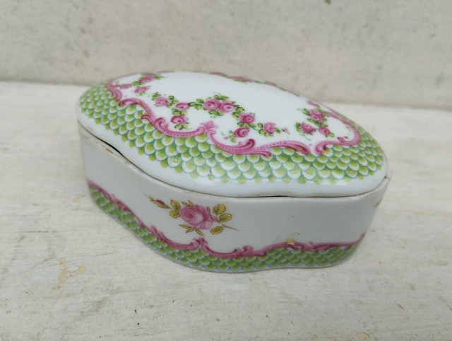 Boîte à pilules ancienne peinte à la main - Porcelaine Boîte à pilules ancienne peinte à la main - Porcelaine