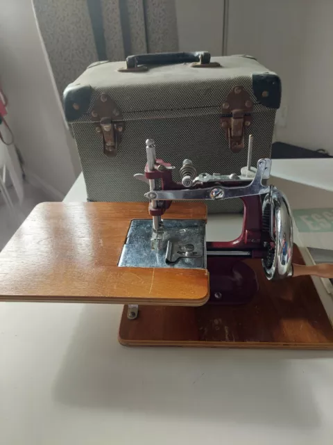 Máquina de coser miniatura vintage Essex operada a mano 2