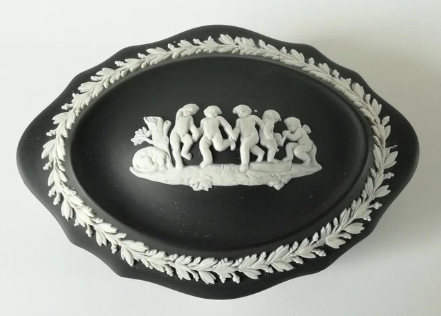 Wedgwood Jasperware Schwarz Schmuckkästchen Boot Form Cherubim