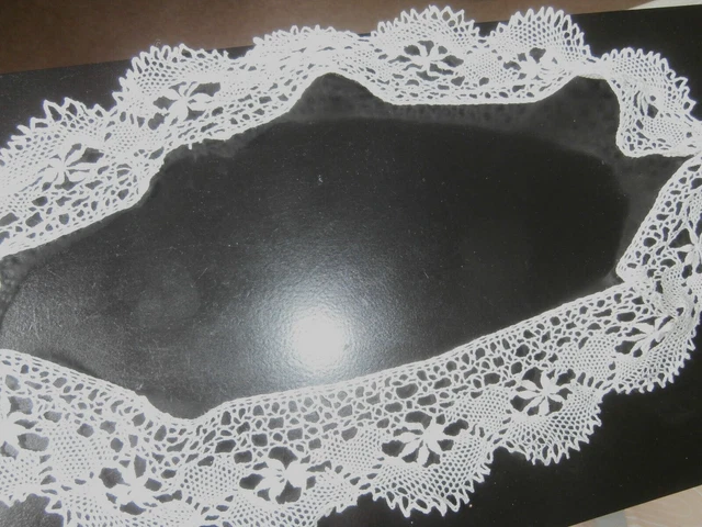 PIECE of VINTAGE WHITE COTTON HAND WORKED MALTESE LACE TABLE MAT BORDER or TRIM
