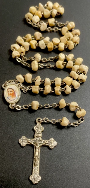 Rosario de piedra vintage Medugorje con centro de reliquias de suelo, trébol crucifijo de 4 vías