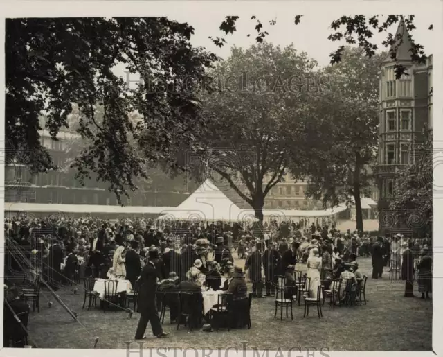 1931 Press Photo Sir John Simon hosts party in the Inner Temple Gardens, England