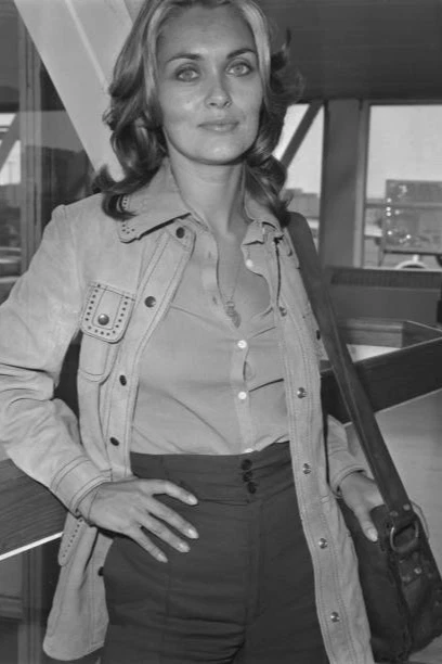 Photo Ancienne D'Alexandra Bastedo - Actrice Britannique Chez Elle à Londres - 1969