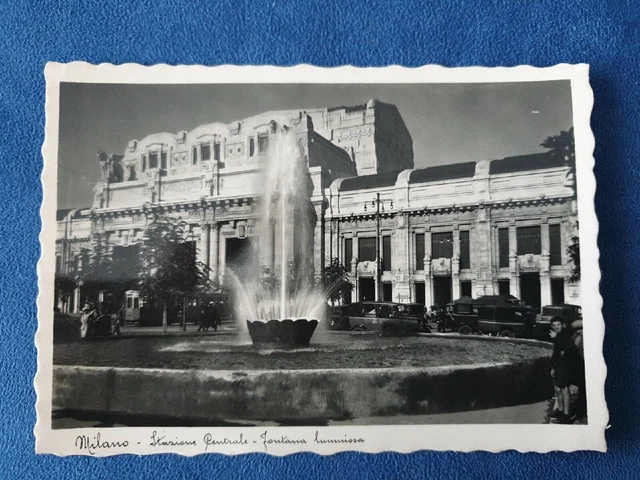 Cartolina non Viaggiata Milano Stazione Centrale e Fontana luminosa con Tram