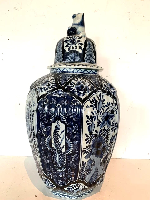 Potiche couverte en faience de Delft XX siècle