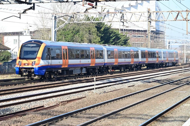 CLASS 710 NO 710272 in lo at harrow and wealdstone £1.97 - PicClick UK