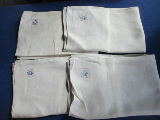 Lot N°104 de 4 serviettes de table en damassé pour monogramme AM Etat mauvais 3