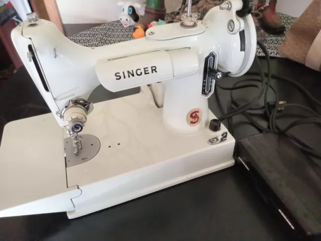 Vintage 1964 White Singer Featherweight 221 K Sewing Machine With Green Case