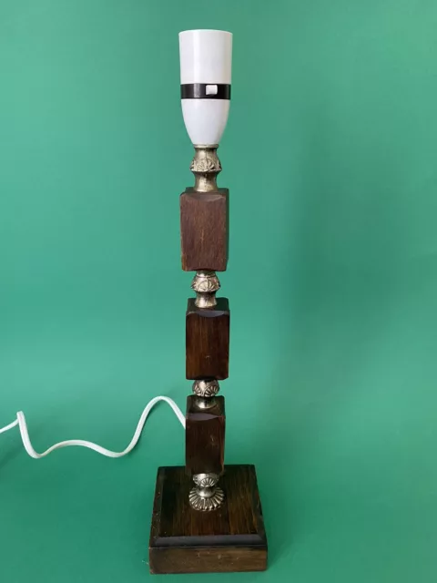VINTAGE Lampada da Tavolo Legno e Ottone Base Metà Secolo Alta 40 cm. In perfette condizioni