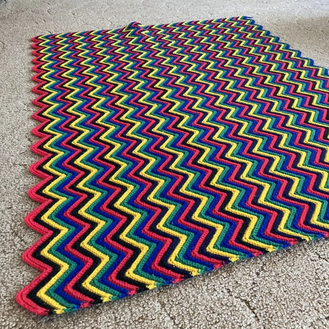 Manta de ganchillo hecha a mano espina de arenque color brillante 3'x4' retro vintage