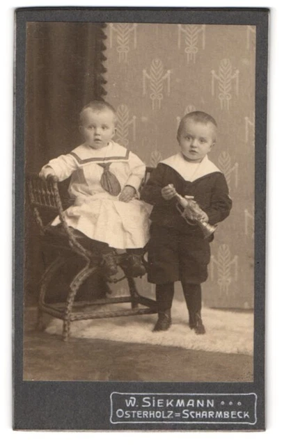 Fotografie W. Siekmann, Osterholz-Scharmbeck, zwei Kleinkinder im Kleidchen und