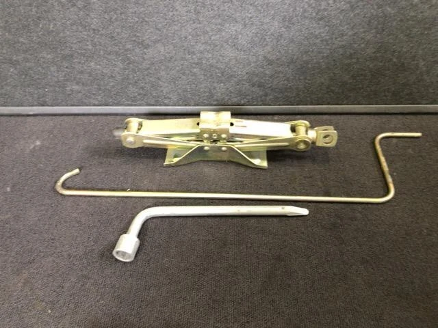 SUZUKI Every 2006 ABA-DA64W Toolkit 8991079A02 [usato] [PA722876862]
